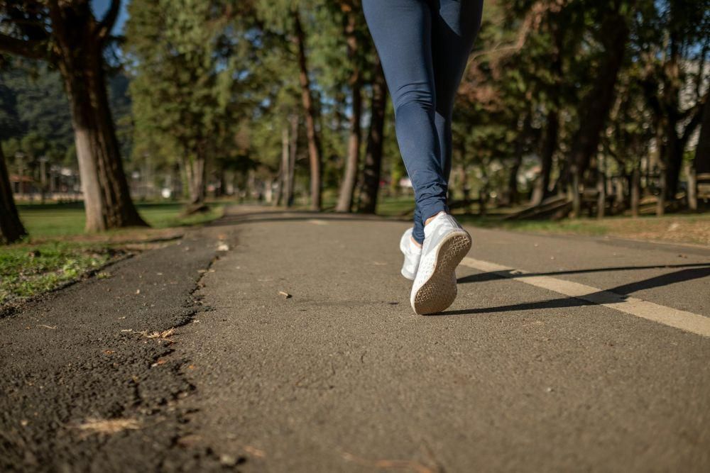 10 Manfaat Jalan Kaki 1 Jam Setiap Hari, Jaga Berat Badan 