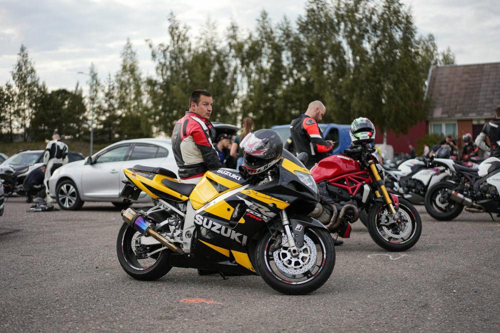 ilustrasi pengendara motor yang sedang touring (pexels.com/Shootbyziggy )