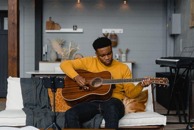 ilustrasi bermain gitar (pexels.com/Tima Miroshnichenko)