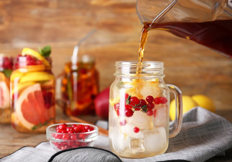 Resep es teh dan buah (freepik.com/pixel-shot.com)