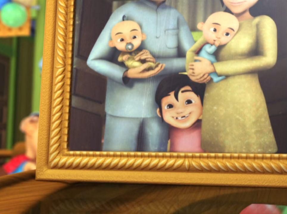 potret Kak Ros kecil bersama orangtuanya (dok. Les' Copaque Production/Upin & Ipin)