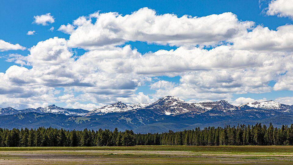 Pemandangan Pegunungan Rocky di West Yellowstone, Montana, AS (commons.wikimedia.org/Dietmar Rabich)