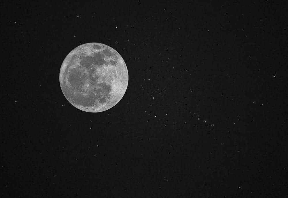 ilustrasi Bulan sebagai satelit alami luar angkasa (pexels.com/Nacho Monge)