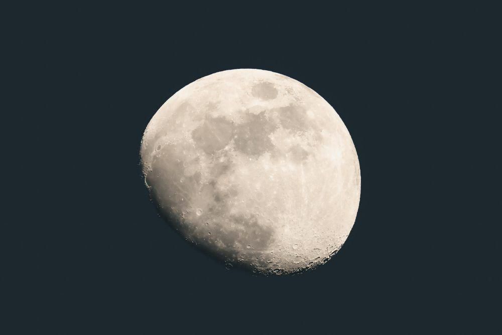 ilustrasi Bulan sebagai satelit alami Bumi (pexels.com/David Kanigan)