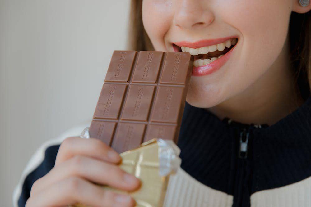 ilustrasi seseorang sedang menikmati cokelat (pexels.com/RDNE Stock project)