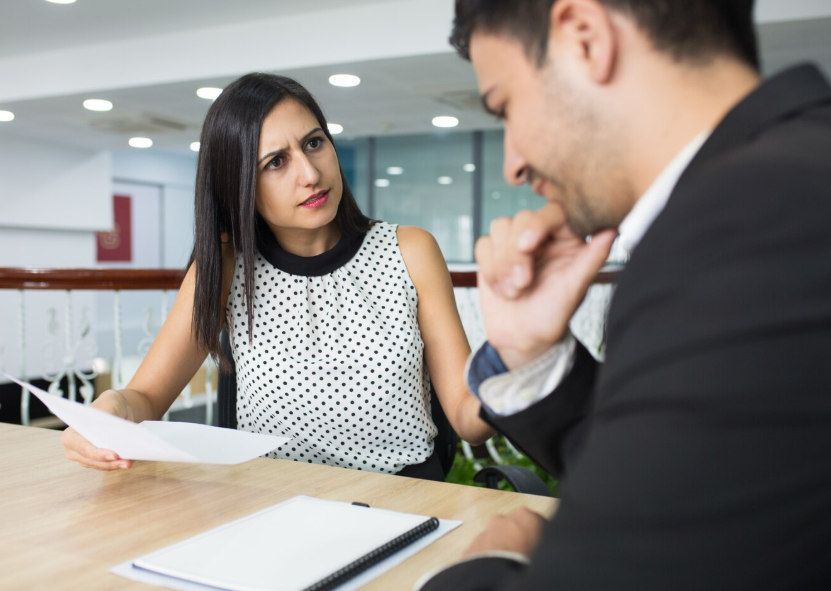 ilustrasi mendapat kritik (freepik.com/katemangostar)