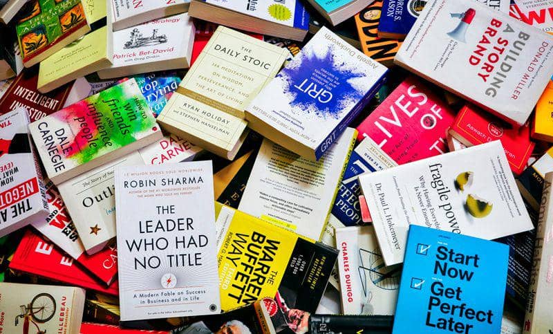 ilustrasi buku-buku pengembangan diri (unsplash.com/Shiromani Kant)