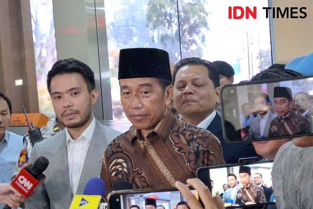 Jokowi usai hadir di Gedung Bareskrim Polri pada Selasa (20/5/2025). (IDN Times/Lia Hutasoit)