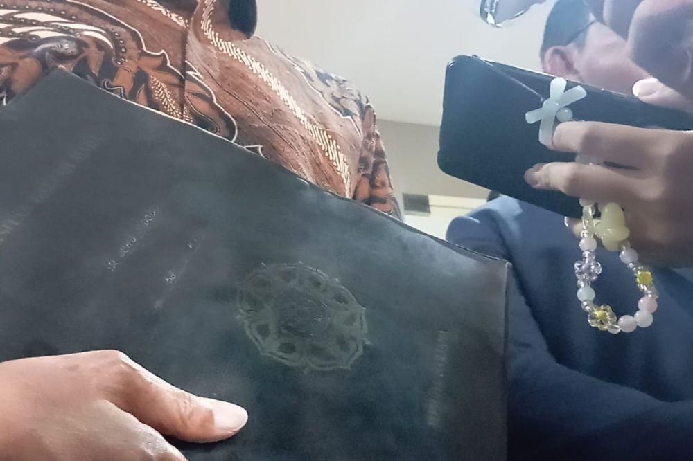 Presiden ke-7 RI, Joko "Jokowi" Widodo menunjukkan ijazahnya saat bertemu dengan media di Bareskrim Polri pada Selasa (20/5/2025). (dok. IDN Times/Istimewa)
