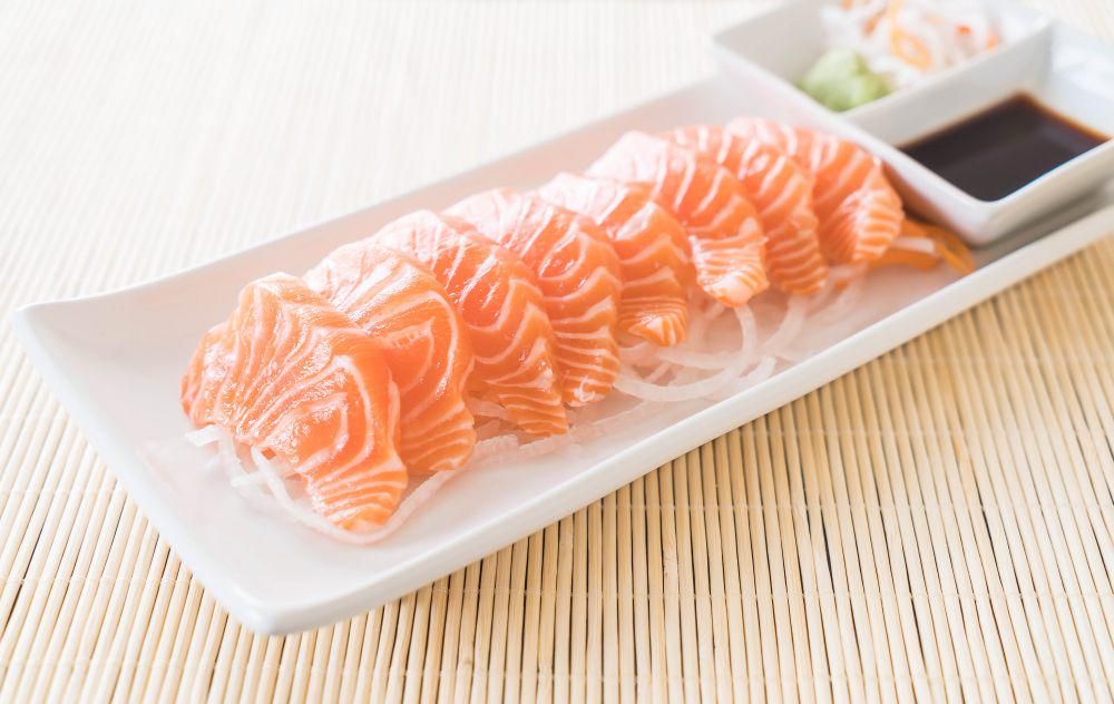 ilustrasi serutan lobak di bawah sashimi (freepik.com/topntp26)