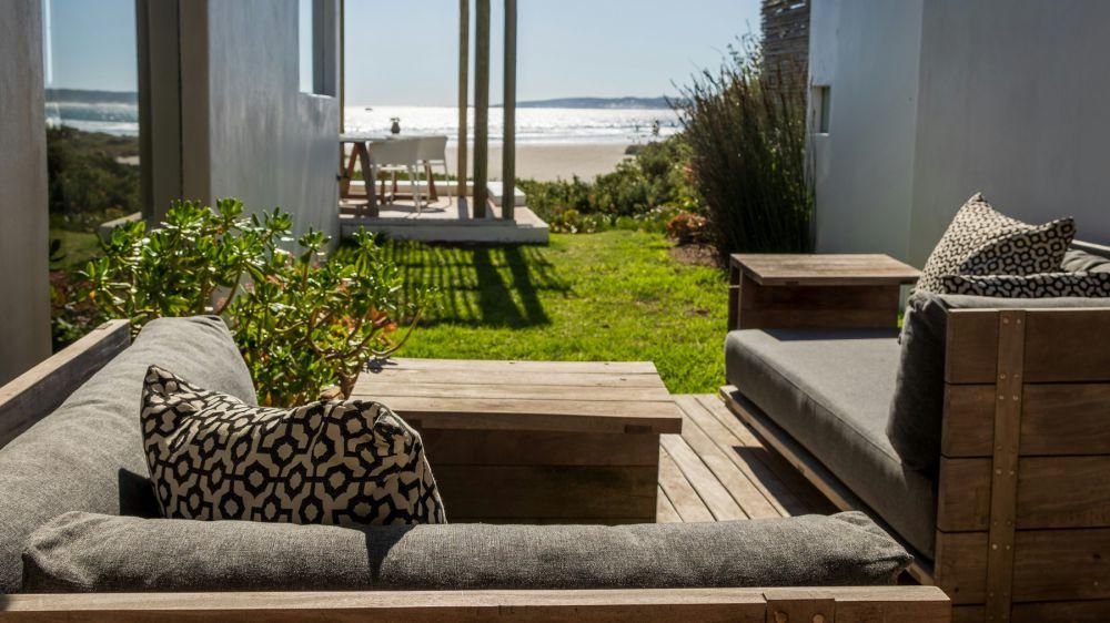 ilustrasi ruangan outdoor (unsplash.com/Grant Durr)