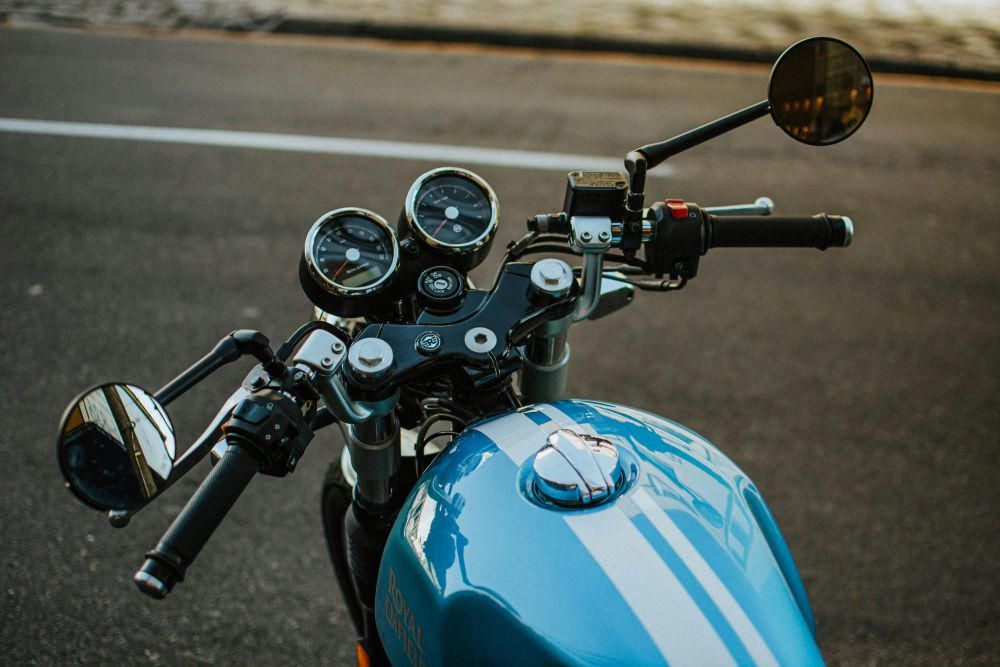 Benarkah Motor Tanpa Spion Bisa Ditilang?