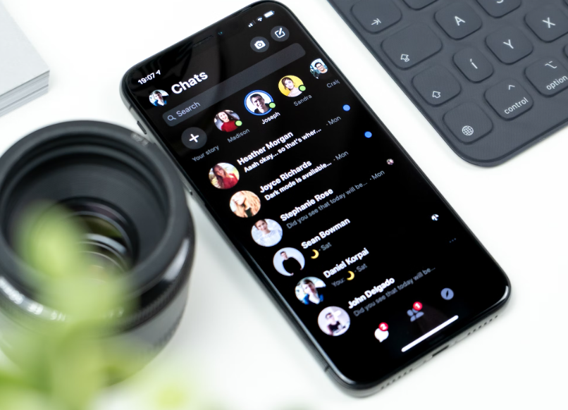 ilustrasi chat (unsplash.com/Daniel Korpai)