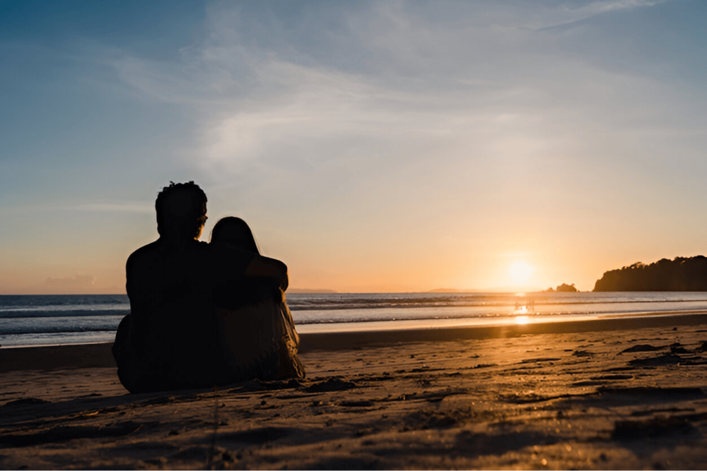 ilustrasi pasangan saat melihat momen sunset (freepik.com/tirachardz)