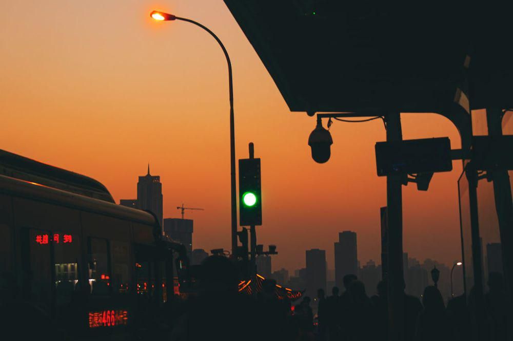 ilustrasi senja di kota (pexels.com/Tinny Hu)
