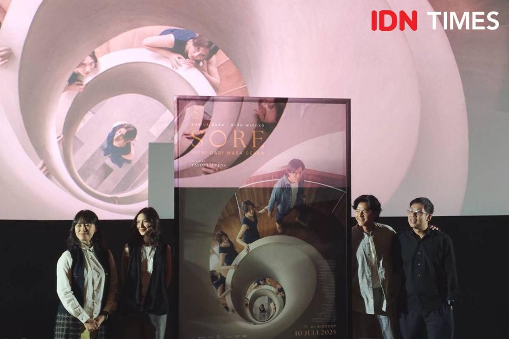 10 Inspirasi Desain Tangga Melingkar ala Poster Film Sore