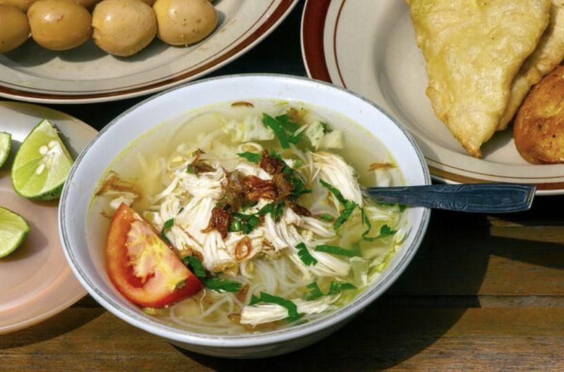 ilustrasi soto ayam (freepik.com/jakasuryanta)