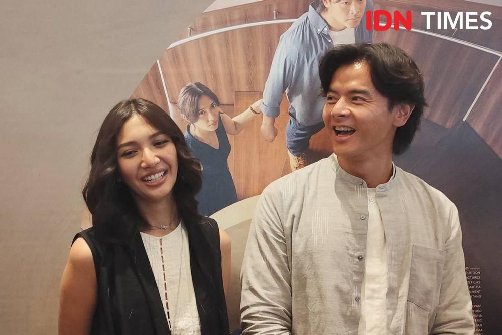 Sheila Dara dan Dion Wiyoko di perilisan trailer dan poster film "Sore Istri dari Masa Depan" di XXI Epicentrum, Jakarta Selatan, Kamis (22/5/2025) (dok. IDN Times/Shandy Pradana)