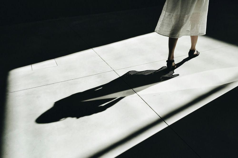ilustrasi bayangan (unsplash.com/Martino Pietropoli)