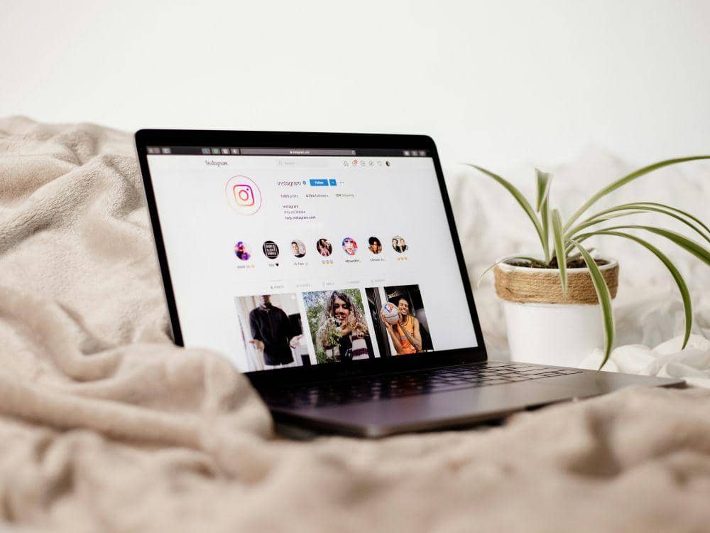 ilustrasi laptop (unsplash.com/Collabstr)