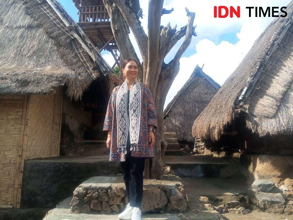 Wakil Menteri Pariwisata Ni Luh Enik Ermawati di Desa Wisata Adat Sade Lombok Tengah. (IDN Times/Muhammad Nasir)