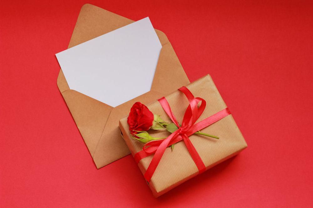 kado dengan surat (Pexels.com/OlgaLazurenko)
