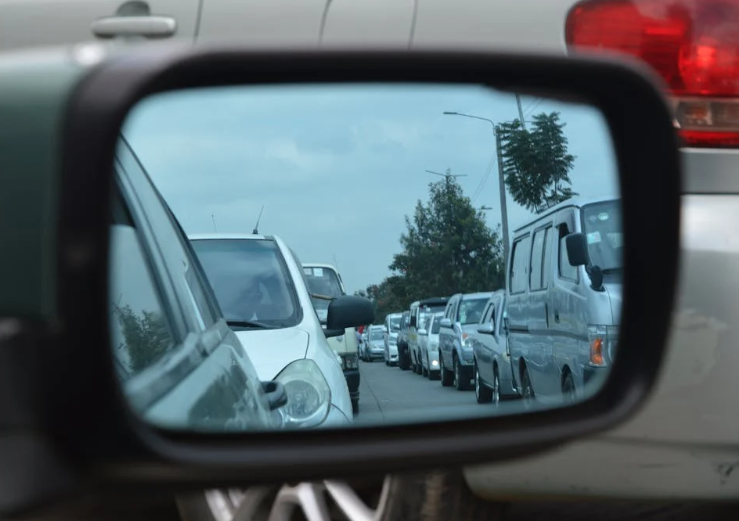 Pengendara Motor vs Mobil: Siapa Lebih Stres Saat Macet?