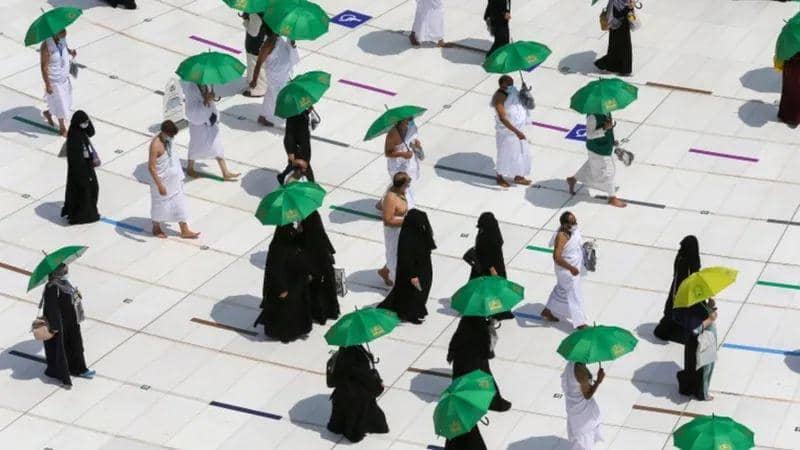 Ilustrasi para jemaah haji menggunakan masker agar terhidar dari TBC (bbc.com/Reuters)