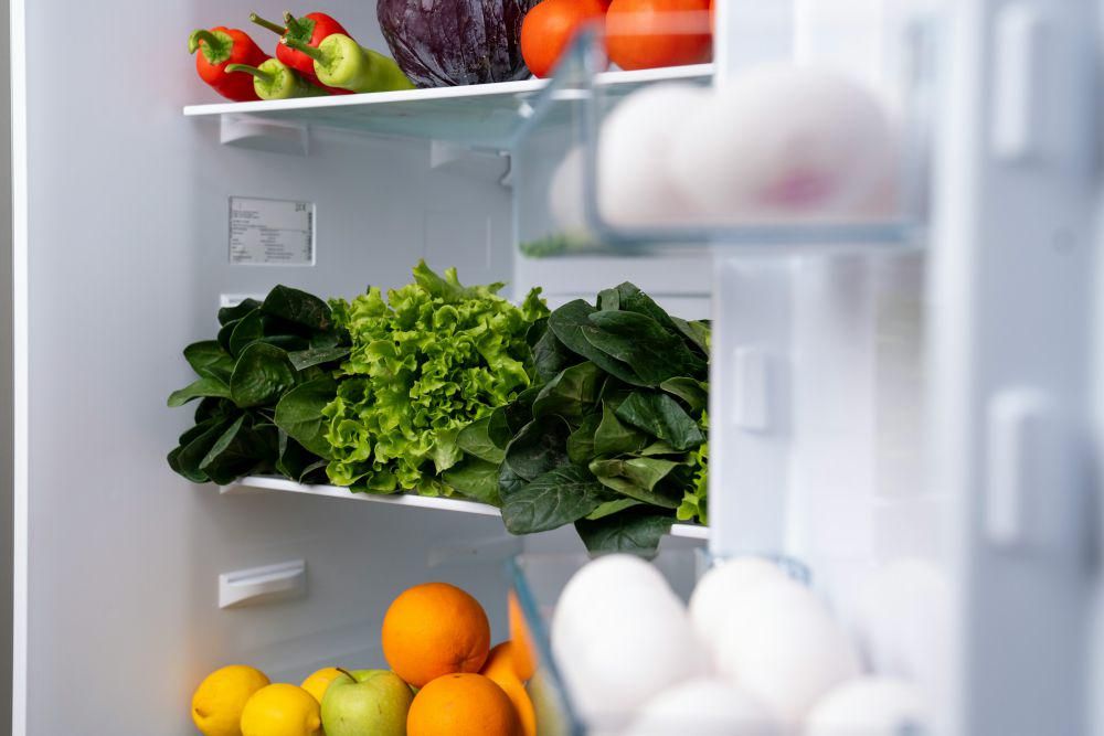 7 Trik Ampuh Hilangkan Bau Kulkas Pakai Bahan Alami Dapur