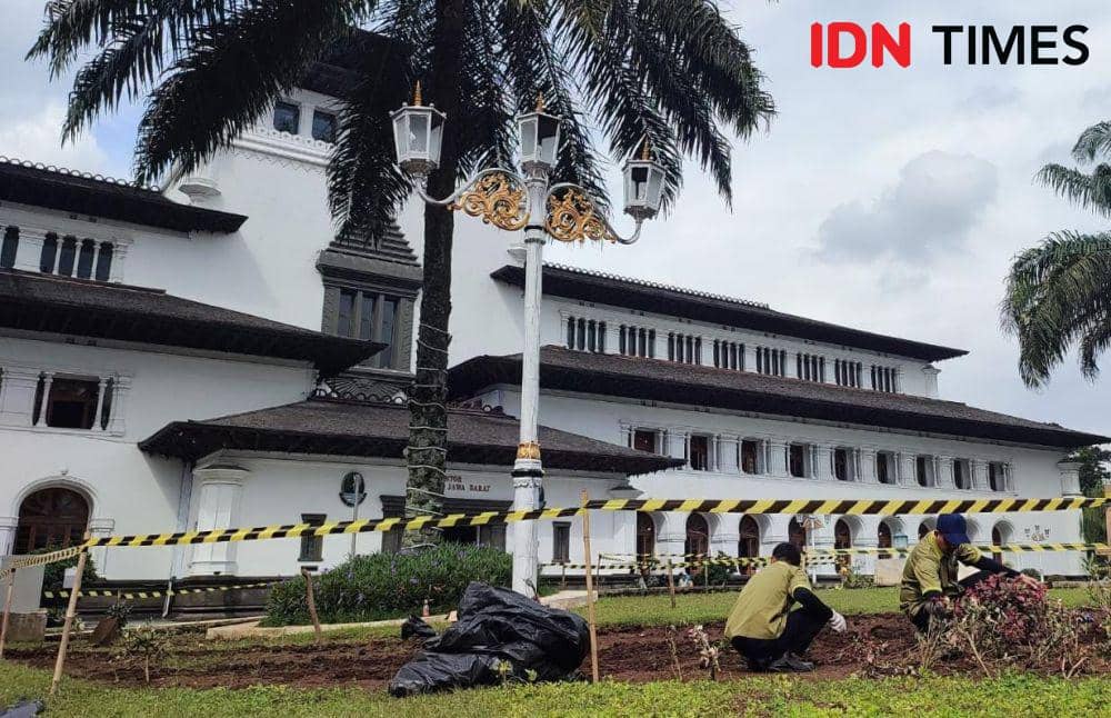 Suasana area taman Gedung Sate setelah pawai kemenangan Persib Bandung (IDN Times/Azzis Zulkhairil)