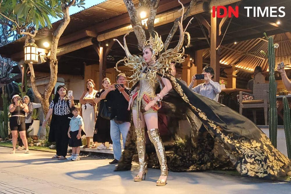 Fashion motif kain Prada khas Bali (IDN Times/Ayu Afria)