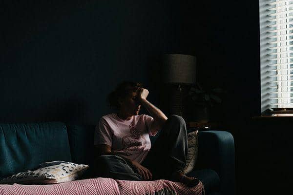 ilustrasi seorang wanita kelelahan (unsplash/Annie Spratt)