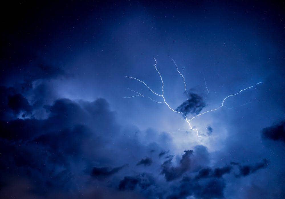 ilustrasi langit dengan petir (pexels.com/Rô Acunha)