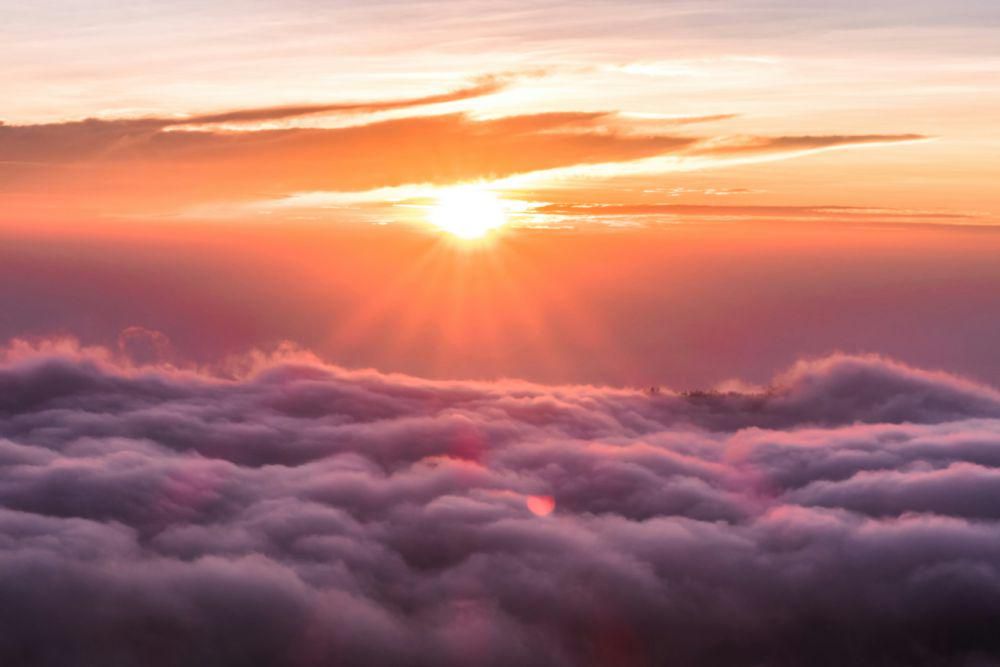 ilustrasi sunrise di Bali (unsplash.com/Sebastian Pena Lambarri)