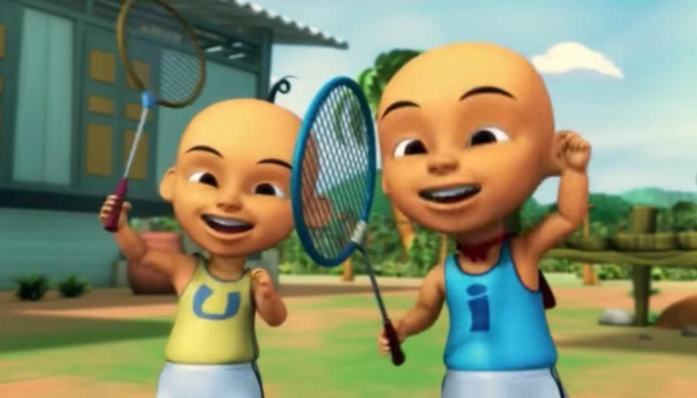 Upin dan Ipin bermain bulu tangkis menggunakan raket pemberian Opah (youtube.com/Les' Copaque Production)