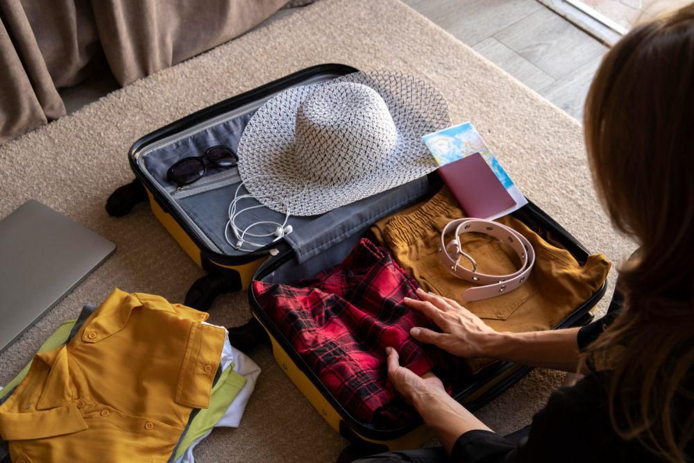 Ilustrasi packing barang di koper (freepik.com/freepik)