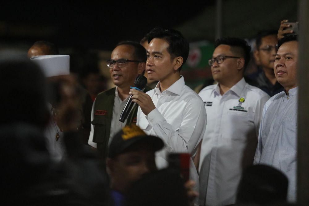 Wakil Presiden (Wapres) Republik Indonesia (RI), Gibran Rakabuming Raka, mengunjungi warga yang terdampak bencana gempa bumi M 6.0 di kawasan Perumahan Rafflesia Asri, Betungan, Kota Bengkulu, Selasa malam (27/5/2025) (Dok.BNPB)