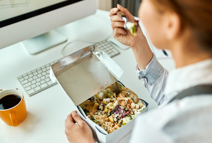 Potret makan di kantor 