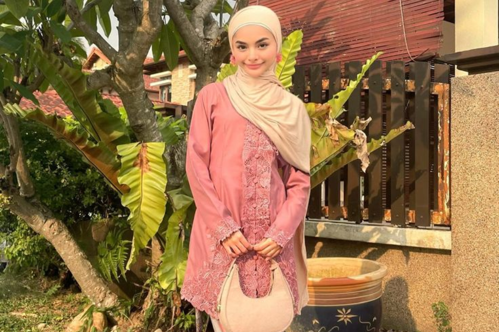 5 Inspirasi OOTD Rok Plisket Kebaya Pink yang Menawan
