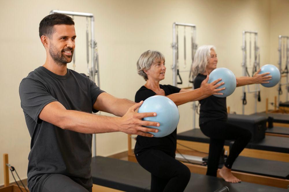 Ilustrasi pilates yang mampu mengurangi stres sehingga jerawat dan penuaan dini teratasi (freepik.com/freepik)