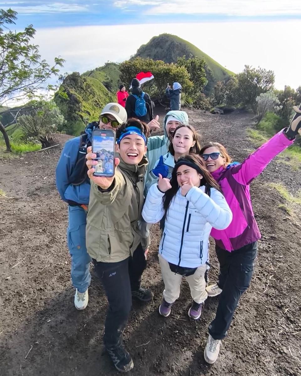 geng artis naik Gunung Merbabu (instagram.com/mariannerumantir)