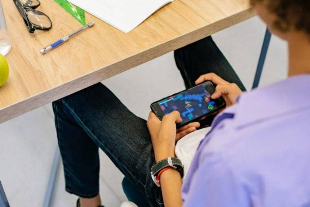 ilustrasi bermain game mobile( pexels.com/Yan Krukau)