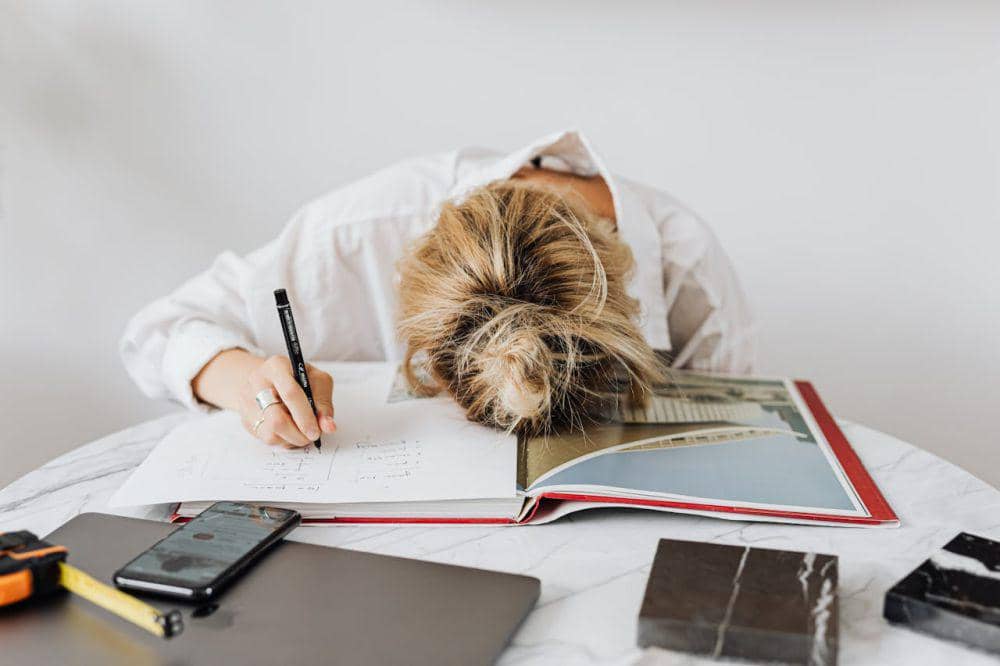 ilustrasi semangat kerja menurun karena quiet quitting (pexels.com/Photo By: Kaboompics.com)