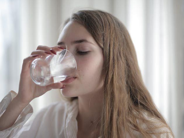 Manfaat Minum Air Putih untuk Kesuburan dan Peluang Hamil