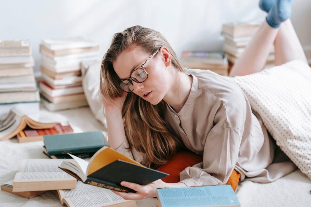 ilustrasi wanita sedang baca buku (pexels.com/George Milton)