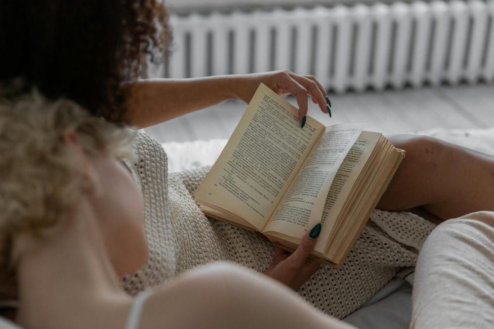 ilustrasi membaca buku (pexels.com/Monstera Production)