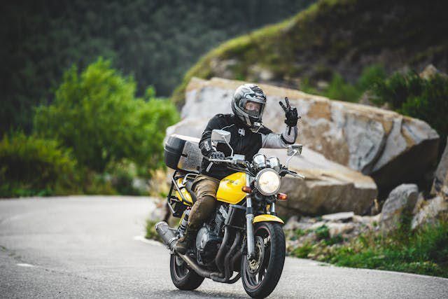 Benarkah Terlalu Lama Naik Motor Bisa Membuat Ambeien?