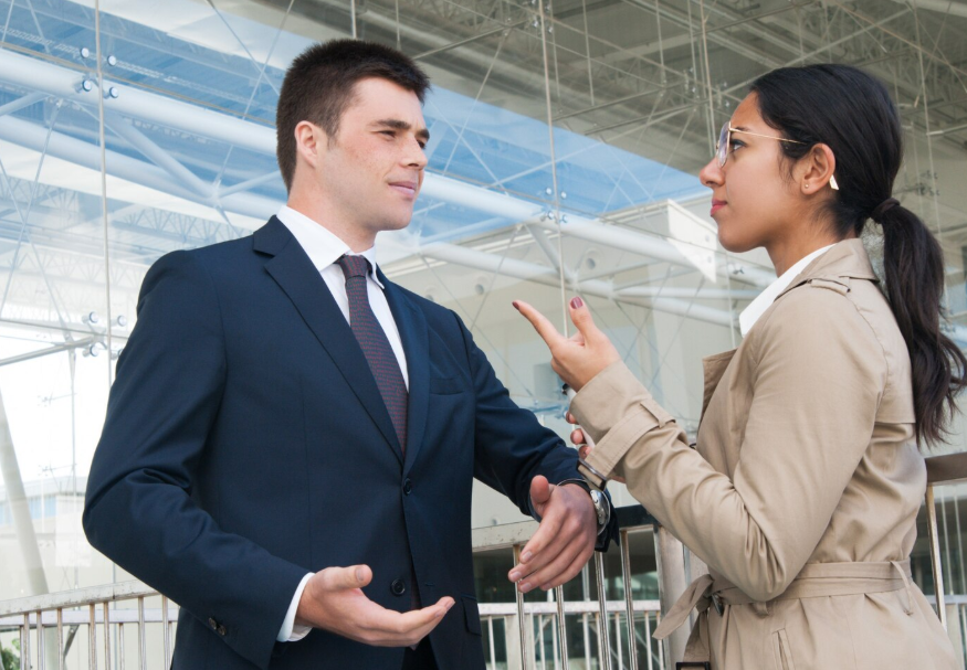 ilustrasi menyampaikan kritik ke atasan (freepik.com/katemangostar)