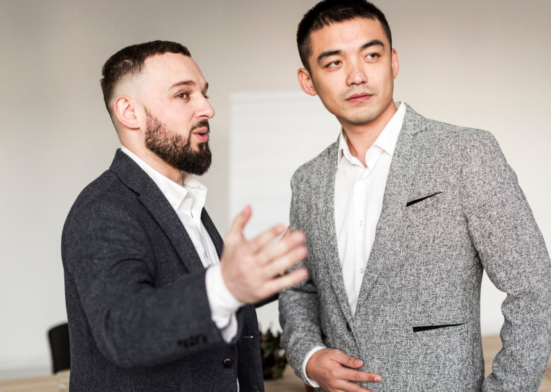 ilustrasi menyampaikan kritik ke atasan (freepik.com/freepik)