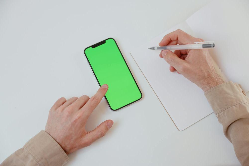 ilustrasi seseorang yang sedang menggunakan aplikasi produktivitas di smartphone (pexels.com/Cup of Couple)